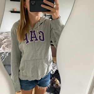 Vintage gaphoodie - Superfin gaphoodie, finns inte att köpa längre. Storlek L men passar mig som oftast när S. Betalning sker via Swish. Om många är intresserade blir det budgivning. Budet ligger på 320kr