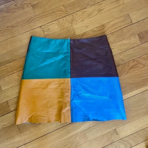 Kort kjol  - Kort kjol i rutigt grönt/brunt/gult/blått. Står ej storlek men för stor för mig som är S/M skulle säga att den passar en M/L 