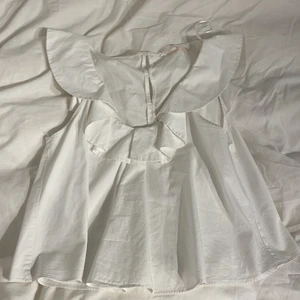Vit volang topp - Vit volang topp från zara ur deras kollektion  Trafaluc. Storlek M men passar mig som vanligtvis bär xs, ibland S.  Säljer då den inte riktigt är min stil och får inte användning för den. Använd c.a 3 gånger. 