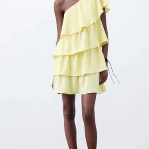 #volangkläning#zara#stockholmsstil  - En jättefin gul volangklänning ifrån zara som är slutsåld och som inte finns i butik. Andvänd en gång och är i väldigt bra skick.