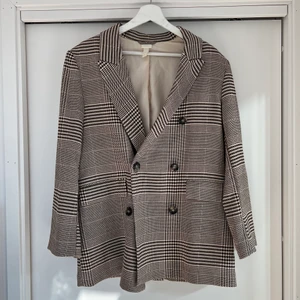 H&M kavaj strl 36 - Kavaj från h&m i strl 36, lite oversized i passformen. Använd cirka 5-6 gånger.  Köparen står för frakten.  Betalning via swish. 