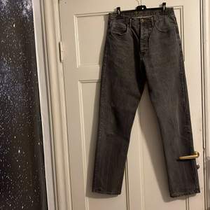 Säljer min broshas jeans!  Trendiga herrjeans som är raka! Passar till allt Passar killar som är över 180 tom 192cm  Hör av dig vid frågor!