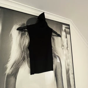 Zara topp - En svart topp från Zara som är andvänd 1 gång. Superfin och superbra skick.