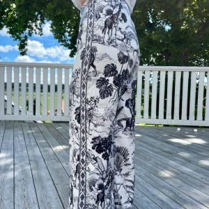 Unika byxor 🦓🖤 - Så sjukt coola byxor från Jus de pomme från Raglady. Storlek S/M! Sjukt häftiga och några som sticker ut i mängden med det fina och coola mönstret.💛🐘🦒