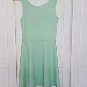 Söt somrig klänning i mintgrönnfärg från Hm, säljs eftersom jag inte använder den längre. Välanvänd men inga hål eller märkvärt slitage