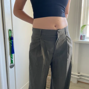 Low waist kostymbyxor  - Aldrig använda Low waist kostymbyxor.   Aldrig använda pga dem inte passade. Frakt endast 59kr Kan styla med linne eller en sweatshirt🙌