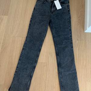 Nya dilvin black jeans med lappen kvar, storlek 38 men skulle passa även 36 säljer dessa eftersom att dom tyvärr va för små 