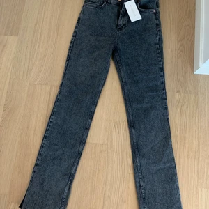  Jeans  - Nya dilvin black jeans med lappen kvar, storlek 38 men skulle passa även 36 säljer dessa eftersom att dom tyvärr va för små 