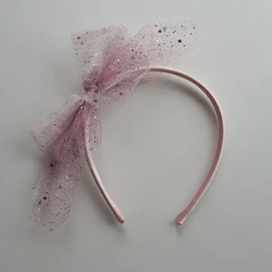 Festligt rosa diadem med tyllrosett. - Fint diadem med tyllrosett att piffa till med💗