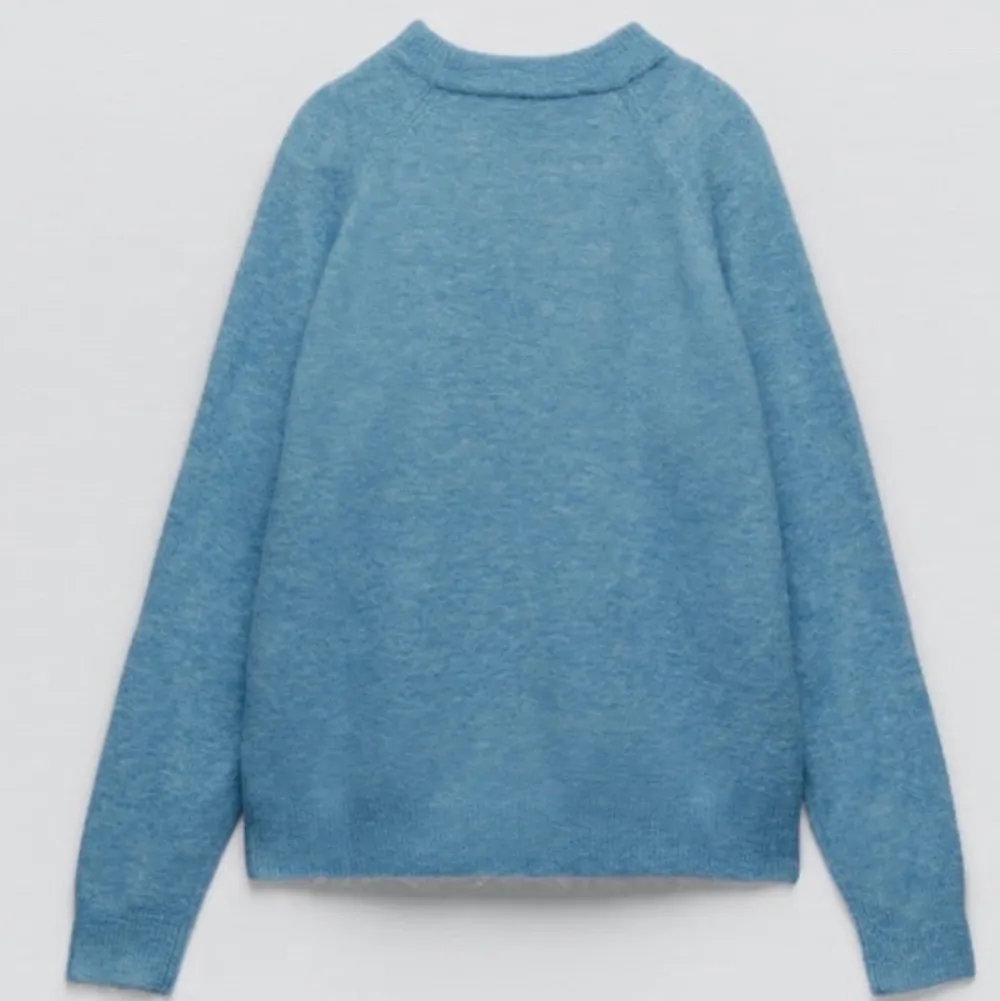 Blå stickad tröja från Zara i storlek M som är slutsåld. Aldrig använd därav prislappen kvar. Stickat.