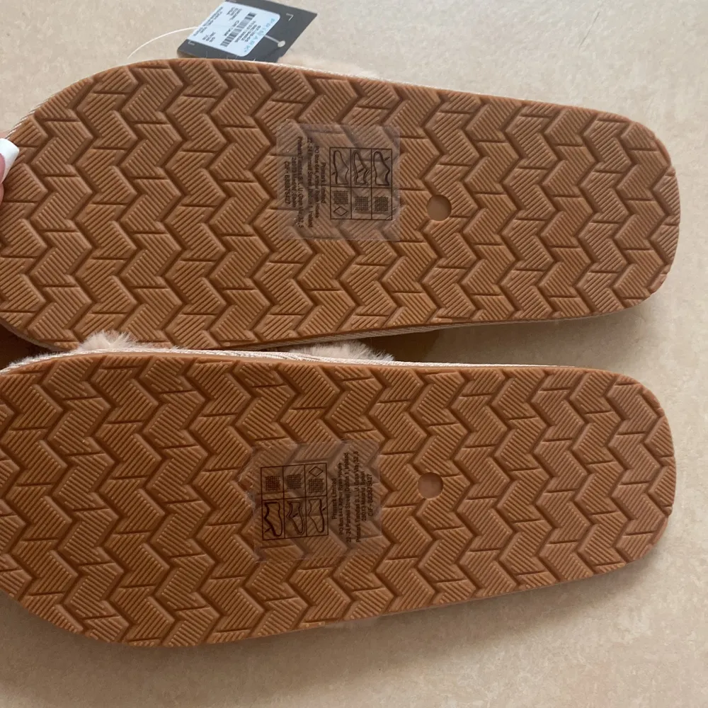 This item is brand new and I haven’t used nor opened this item. The slippers is a size M (38-39) and they are very fluffy. There is no damage on the slippers.   Dessa tofflor har inte öppnats, de har inte heller använts, ingen skada finns på tofflorna. . Skor.