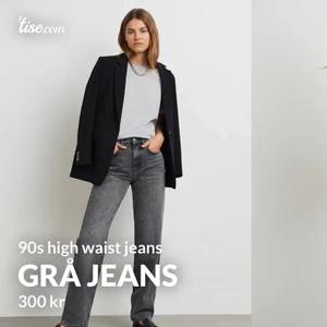 Grå 90-tals inspirerade jeans. - Jeansen sitter bra och är sjukt snygga. Bara de att jag inte använder de pga att jag har ett liknande par. Väljer drf att sälja de vidare. Originalpriset på dessa var 599kr