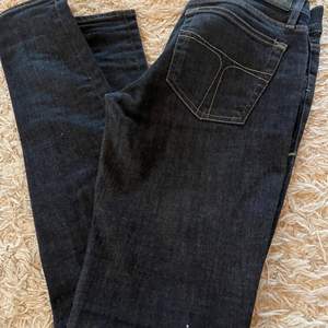 Säljs pga: För små. Perfekta jeans och bra passform. 400kr inkl frakt i storlek 28-32. Äkta Tiger Of Sweden low waist jeans.
