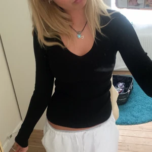 Stickad tröja - v-ringad svart tröja BUD PÅ; 100kr