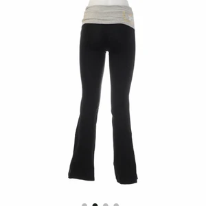 Söker 😴 - Ett par pink yoga pants i strl XXS-S😻 helst svart men skriv till mig om ni har annan färg ❤️