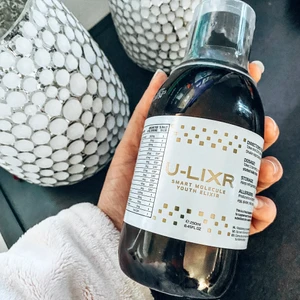 Kollagen Shot (Kosttillskott) - U-Lixr kommer i en flytande form med smak av äpple och persika. Man tar 10ml en gång varje dag. En kollagen shot som innehåller bland annat marin kollagen, hyaluronsyra, vitaminkomplex och askophyllum.   (Frakt är inräknat i priset!)