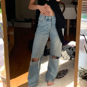 Jeans  - Jeans från junkyard. Köpts för något år sedan med hål på knäna. Köparen står för frakten🖤