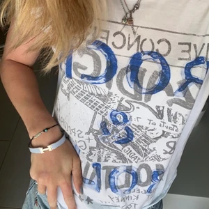 Zadig tröja  - Säljer min super fina Zadig t-shirt  Den ända defekten är 2 pytte små hål på magen men man ser dem knappt ! Skriv för bättre bilder 
