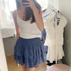 Leopard kjol - Snygg blå leopardkjol från kapphal, använd mågar gånger men den är i toppskick💕 Den är i barnstorlek men passar nog från Xs-M❤️ Skriv privat för fler bilder eller frågor 💕