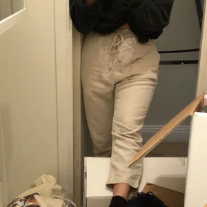 OYSHO linnebyxor - Såå fina linnebyxor köpta på en butik i Japan av min storasyster. Jag fick de av henne, men de är något för stora för mig! De sitter löst runt rumpa och ben, man spänner med band. Fickor bak! De är beiga.