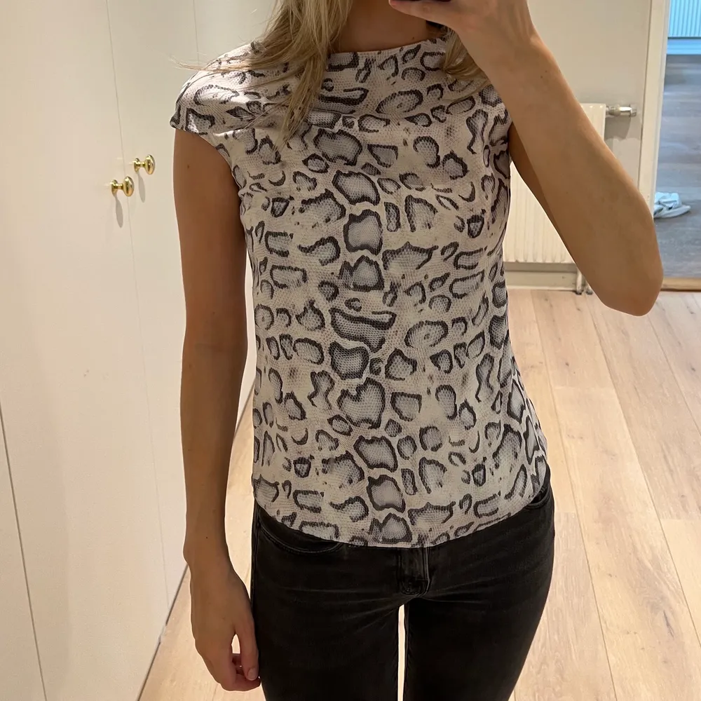 En mönstrad t-shirt-blus från Ahlvar Gallery i storlek xs!🤍🖤. Blusar.