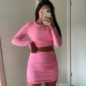 ROSA SET - Världens finaste set med drömmig rygg som är slutsålt på Zaras hemsida, aldrig använt och har kvar alla lappar. Säljes pga tycker ej att jag passar i denna färg😩😩. TRYCK INTE PÅ KÖP NU KNAPPEN⭐️💖 toppen är i storlek M men passar S exakt lika bra 🙏🏽🧚🏽‍♂️