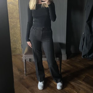 Madlady kostymbyxor  - Säljer mina kostymbyxor från madlady då jag har två av samma modell. Använda en gång då kanten längst ner på byxorna tyvärr har gått upp men är enkelt att fixa. Kom privat för fler bilder eller funderingar! Är öppen för prisförslag🫶🏼🫶🏼