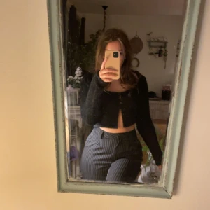 Fluffig tröja - Oanvänd topp från Gina Tricot Storlek L men liten i storleken, mer som S/M Har två knappar i fram materialet syns på bild 3 