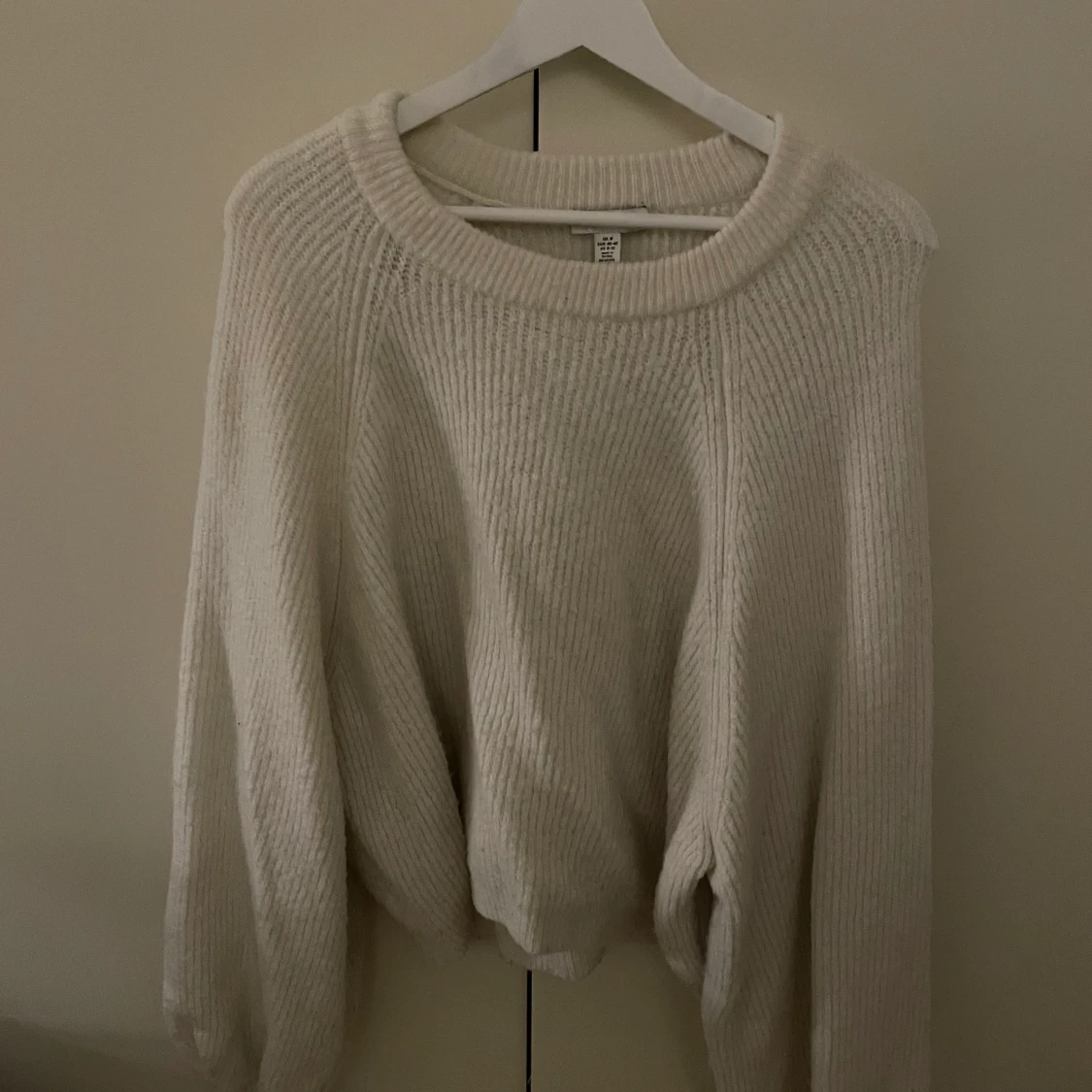 Stickad tröja med ballongärm 