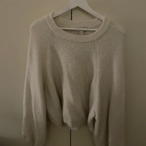 Stickad tröja med ballongärm  - Fin vit Stickad tröja med ballongärm ✨