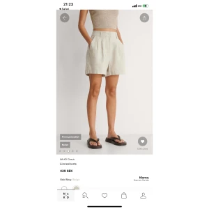Linneshorts nakd  - ”Linen folded shorts” från nakd, storlek 38. Säljer då de inte längre kommer till användning. Nypris 429kr
