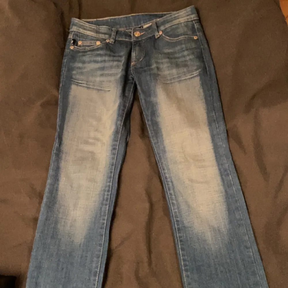 low waist Victoria Beckham jeans i fint skick! hittar inte storleken på jeansen men jag skulle säga XS/S midjemåttet är ca 80. såå fina och unika! budgivning om fler är intresserade annars 350kr. Jeans & Byxor.