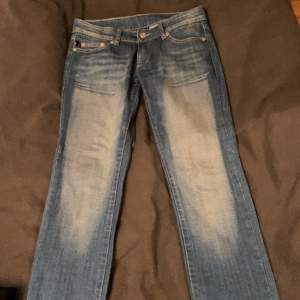 low waist Victoria Beckham jeans i fint skick! hittar inte storleken på jeansen men jag skulle säga XS/S midjemåttet är ca 80. såå fina och unika! budgivning om fler är intresserade annars 350kr