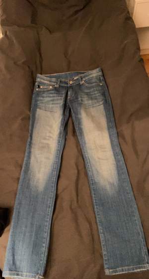 low waist Victoria Beckham jeans i fint skick! hittar inte storleken på jeansen men jag skulle säga XS/S midjemåttet är ca 80. såå fina och unika! budgivning om fler är intresserade annars 350kr