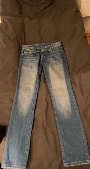 Victoria Beckham jeans  - low waist Victoria Beckham jeans i fint skick! hittar inte storleken på jeansen men jag skulle säga XS/S midjemåttet är ca 80. såå fina och unika! budgivning om fler är intresserade annars 350kr