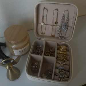 mini smyckeskrin  - super gulligt & praktiskt smyckeskrin. perfekt när man ska ut och resa, så slipper smyckerna trasla ihop sig ✨ pris går att diskutera!