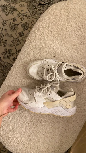 Skor nike huarache - Säljer mina nike huarache skor. Använt skick därav billigt pris. Inga skador/hål/slitningar 