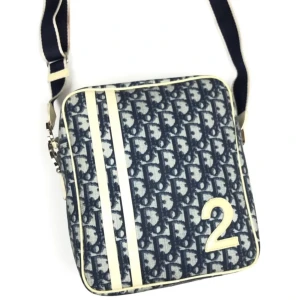 Dior Monogram ”2” Sidoväska Blå - Dags att sälja min Dior Monogram ”2” Side Bag Blue 👜 (Bilder från säljaren som jag köpte av)  ✅Självklart Äkta 📏    Höjd 24 cm Bredd 20 cm Använt skick (B-)   💛 Väldigt sällsynt idag