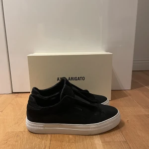 Axel Arigato skor - Axel Arigato Clean 360 laceless Black Köpta för 2350 Sparsamt använda och bra condition. Enda skadan är någon söm som släppt vi det elastiska spännet men är något som kan lagas. 