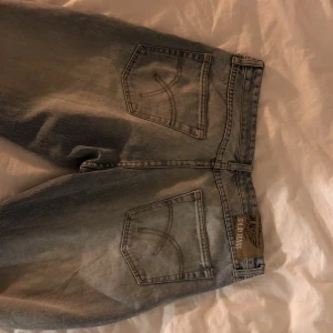 Snygga utsvängda jeans - Snygga utsvängda byxor från sold jeans. Står ingen strl men skulle säga att de är M - L!