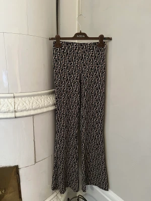 Ginatricot byxor - Superfina byxor från Ginatricot. Mönstrade, liknar Fendis mönster. Bra skick. Lite långa på mig som är 158. Strl Xs.