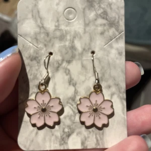 Örhängen  - Hemmagjorda örhängen  Är 98% säker på att dom är nickel fria. Aldrig använda 