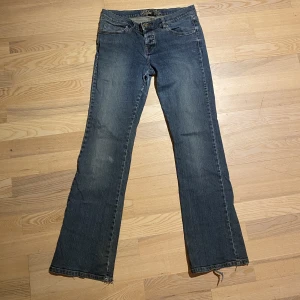 Lågmidjade jeans  - Lågmidjade bootcut jeans. Strl 40. Har hål på insidan av låren, skriv för bild. Skriv gärna om du har några frågor?🧵