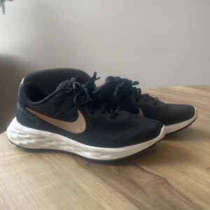 Nya Nike sneakers - Helt nya sneakers endast använda 1 gång 
