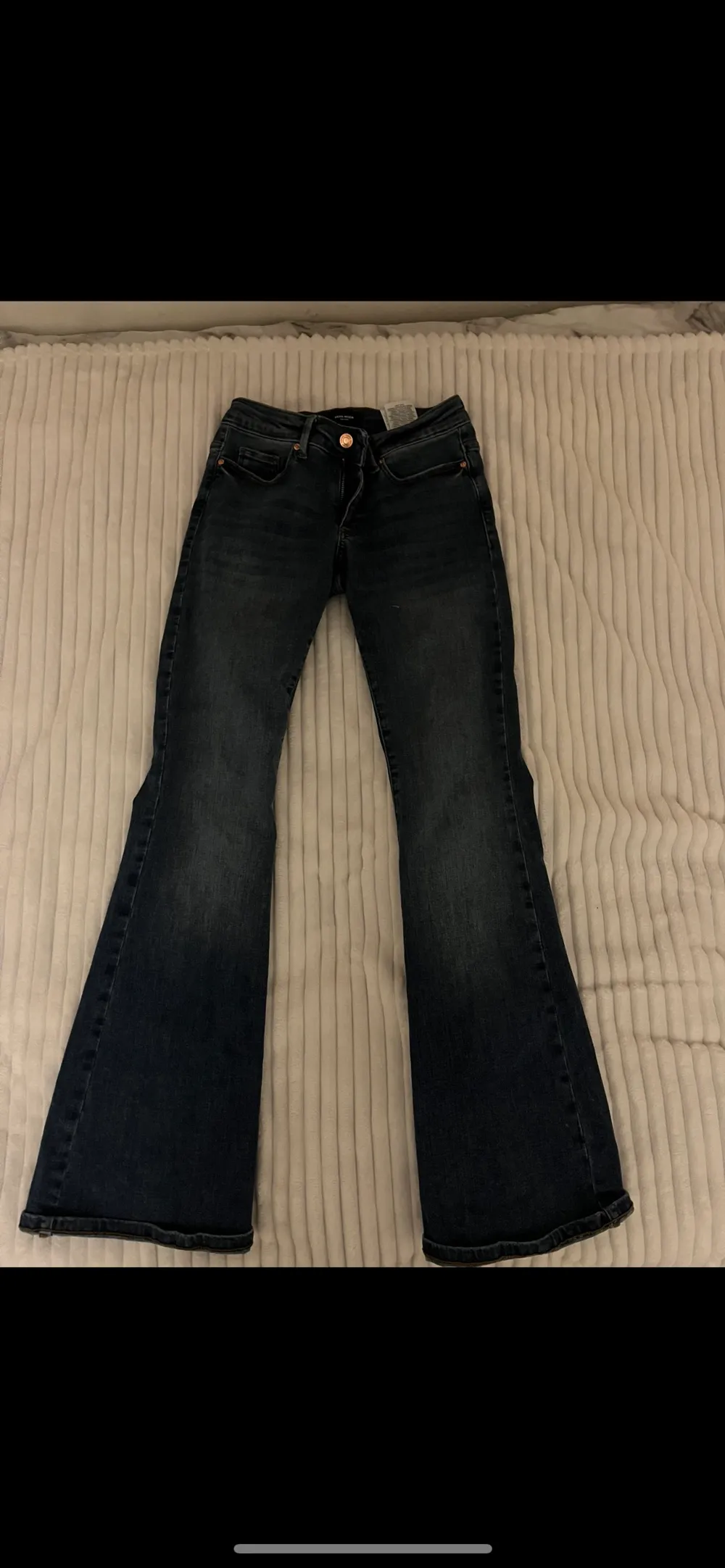 Ett par supersnygga lågmidjade jeans från veromoda. Andvända ett fåtalgånger och säljer då dem inte kommer till användning. . Jeans & Byxor.
