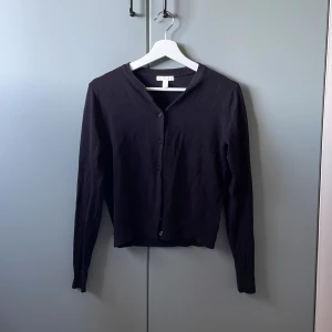 Svart kofta - Svart kofta med knappar från H&M. Knappt använd. Väldigt fin. 