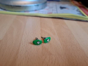 Gulliga små örhängen 🌞 - Hej alla glada 🌹 Här har jag 3 par små örhängen,Grön,Cerise o Blå🌞Bling i som gör pricken över i 🌞 Pris 3 kr/par eller alla 3 för 7 kr plus frakt 16 kr 🌹 Kontakta mig innan köp 🌹 Anki 🌞