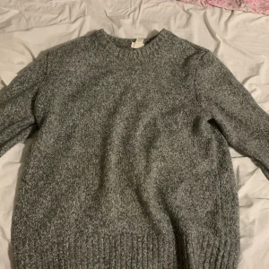 Stickad tröja - Mysig stickad tröja från HM, storlek M men skulle säga att det är en liten M och passar nog nästan small bättre, man modell men även kvinnor kan använda, skick 7-8/10, skriv för fler frågor