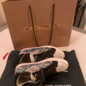 Zadig sneakers  - Säljer dessa fina Zadig skor som ej går att köpa längre! Har använt de mycket sparsamt. Perfekta inför våren/ sommaren💞💐 Köparen står för frakten. Köpte de för cirka 2500kr och säljer för endast 1000!❤️‍🔥