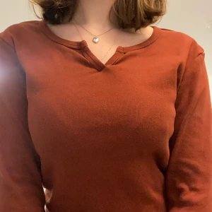 Långärmad tröja - Roströd/orange vintage tröja från FB Sister 🧡 Storlek M men passar XS och S också.